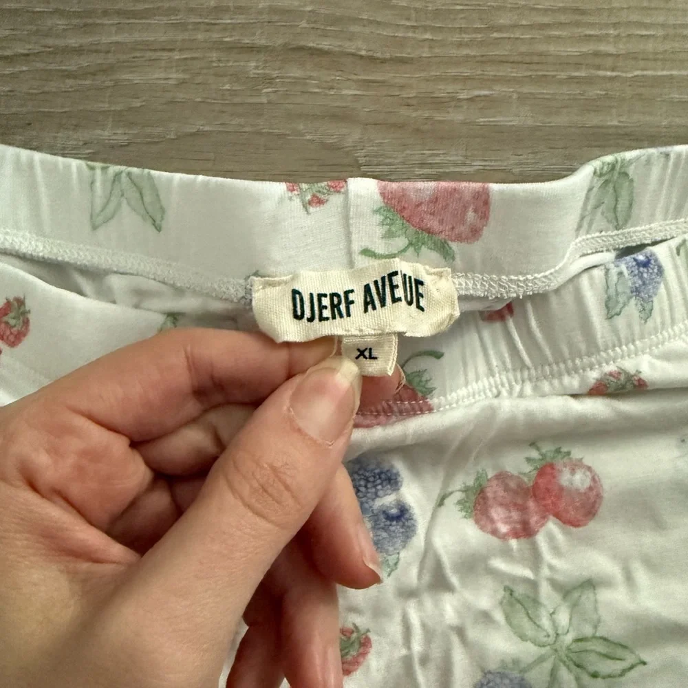 Djerf Avenue Go Slow Summer Berries Pajamas Size XL - Picture 7 of 8